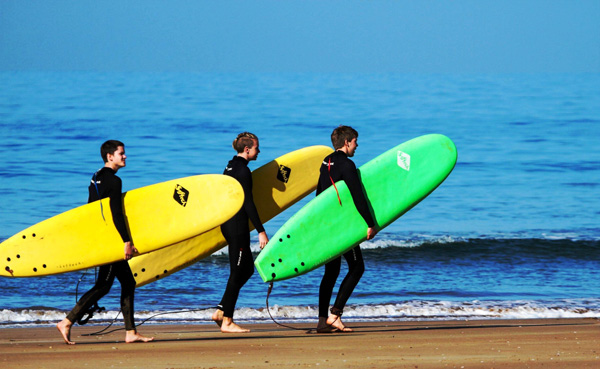 morocco surfing holidays in essaouira beach to enjoy the waves with surf team